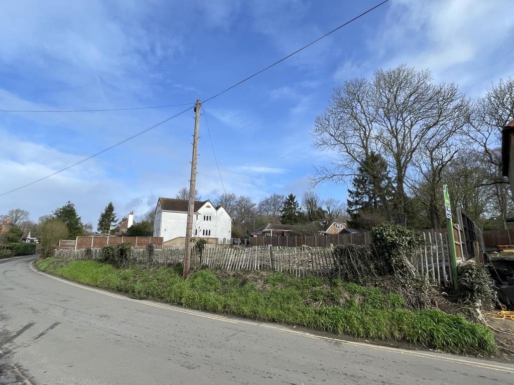 Lot: 101 - EXCELLENT SITE WITH PLANNING IN VILLAGE LOCATION -